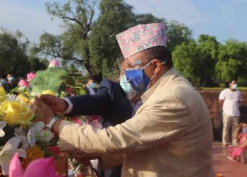 बुद्ध जयन्तीको अवसरमा लुम्बिनीमा पूजा गर्दै मुख्यमन्त्री शंकर पोखरेल ।