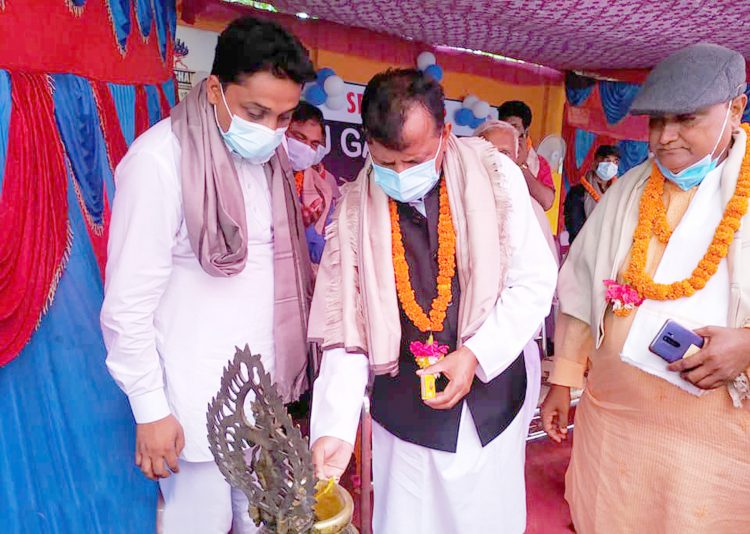 एस आर जे ग्रुपले जनकपुरधाम उपमहानगर वडा न. २३ मा स्थापना गरेको अक्सिजन ग्यास प्लान्टको उदघाटन समारोहलाई पानसमा बत्ती बालेर शुभारम्भ गर्दै प्रदेश २ का मुख्यमन्त्री लालबाबु राउत ।