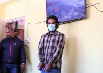 फूलमाया बोटेको हत्यारा सार्वजनिक गर्दै जिल्ला प्रहरी कार्यालय बागलुङ । गत असोज ३० गते बागलुङ नगरपालिका–१ मा बोटेको बलात्कारपछि हत्या गरेको आरोपमा सोही ठाउँमा २६ वर्षिय प्रकाश योगीलाई प्रहरीले पक्राउ गरी सार्वजनिक गरेको हो । तस्बिर :डम्मर बुढा मगर, रासस