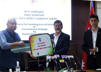 अर्थमन्त्री जनार्दन शर्मा लाई अर्थ मन्त्रालयमा मङ्गलबार आयोजित कार्यक्रममा नेपाल सरकारलाई भारत सरकारको तर्फबाट आगामी मङ्सिर ४ गते हुने प्रतिनिधिसभा र प्रदेश सभा सदस्य निर्वाचन प्रयोजनका लागि उपहारस्वरुप २०० थान सवारीसाधन उपलब्ध गराउन साँचो हस्तान्तरण गर्दै नेपालका लागि भारतीय राजदूत नवीन श्रीवास्तव । तस्बिर : रत्न श्रेष्ठ/रासस