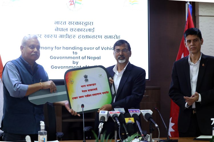 अर्थमन्त्री जनार्दन शर्मा लाई अर्थ मन्त्रालयमा मङ्गलबार आयोजित कार्यक्रममा नेपाल सरकारलाई भारत सरकारको तर्फबाट आगामी मङ्सिर ४ गते हुने प्रतिनिधिसभा र प्रदेश सभा सदस्य निर्वाचन प्रयोजनका लागि उपहारस्वरुप २०० थान सवारीसाधन उपलब्ध गराउन साँचो हस्तान्तरण गर्दै नेपालका लागि भारतीय राजदूत नवीन श्रीवास्तव । तस्बिर : रत्न श्रेष्ठ/रासस