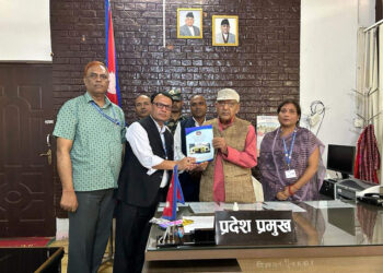 मधेश प्रदेश जनलोकपाल आयोगद्वारा सोमबार प्रदेशका प्रमुख हरिशङ्कर मिश्र समक्ष आ.व. २०७९/८० को दोश्रो वार्षिक प्रतिवेदन पेश गरिँदै । तस्बिरः रासस