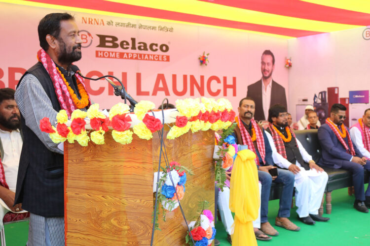 बेलायती ब्रान्ड ‘बेलाको होम अप्लायन्सेस’ ले मधेश प्रदेशको राजधानी जनकपुरमा शाखा विस्तारका क्रममा शनिबार आयोजना गरेको कार्यक्रमलाई सम्बोधन गर्दै नेपाली काँग्रेसका पूर्व-उपसभापति विमलेन्द्र निधि । बेलाको ब्राण्डका दैनिक प्रयोगमा आउने घरायसी विद्युतीय सामग्री अब जनकपुरबाट बिक्रीवितरण गरेको र केही समयछि ती सामग्रीहरुको उत्पादन पनि यहीबाट गर्ने तयारी भइरहेको उत्पादक कम्पनीको भनाई छ । तस्बिरः चन्दन ठाकुर/रासस